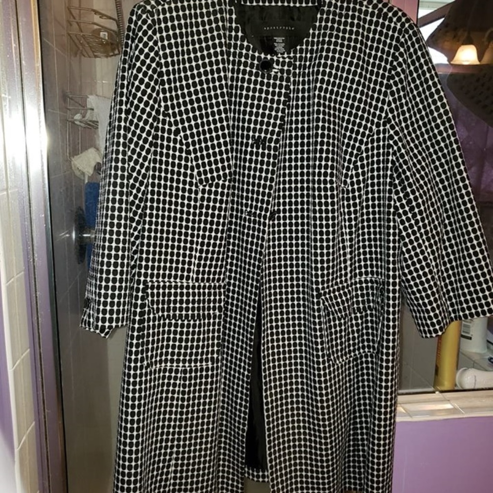 Very stylish, Like new Lightweight black and white